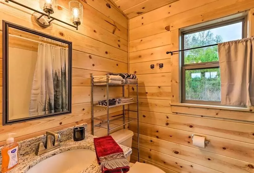 Cozy Mtn Cabin: Spacious Deck & Forest Views!