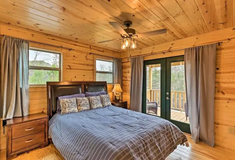 Cozy Mtn Cabin: Spacious Deck & Forest Views!