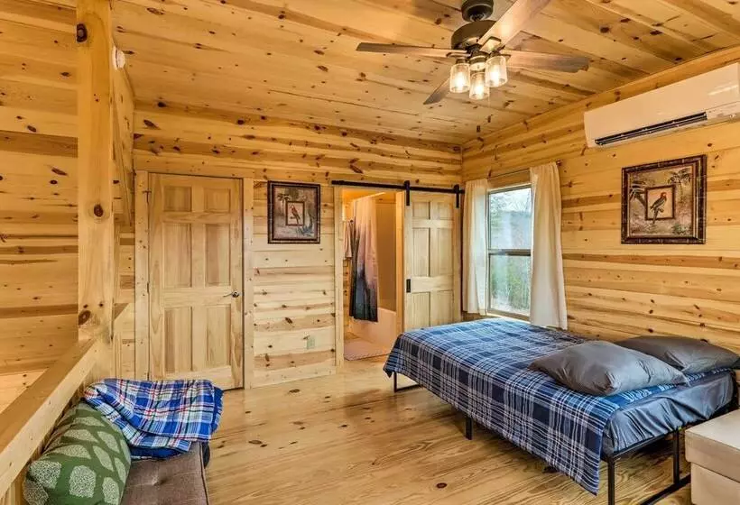 Cozy Mtn Cabin: Spacious Deck & Forest Views!
