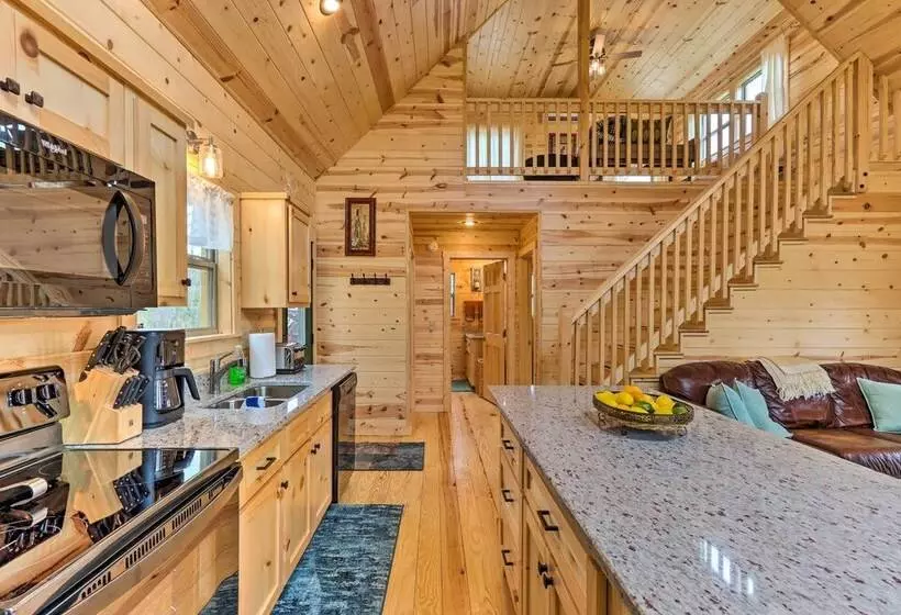 Cozy Mtn Cabin: Spacious Deck & Forest Views!