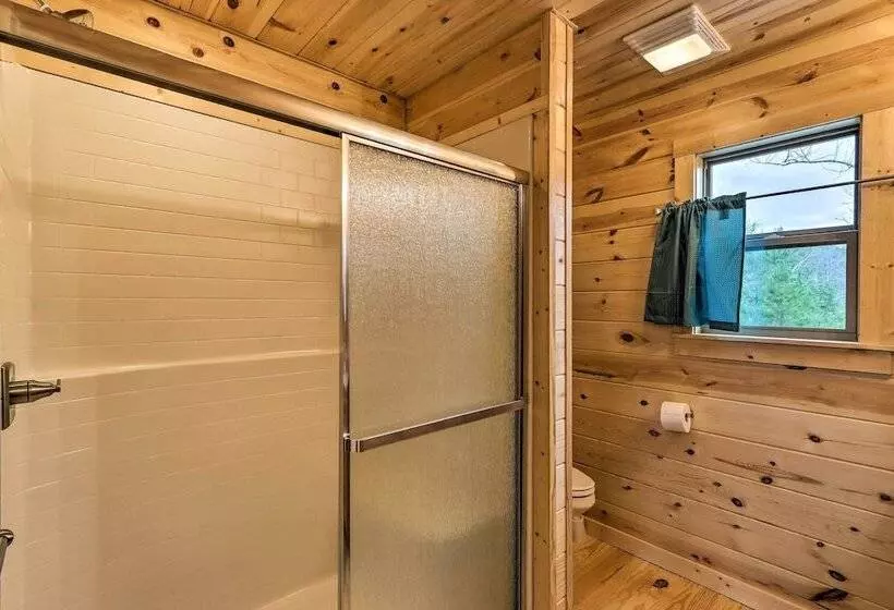 Cozy Mtn Cabin: Spacious Deck & Forest Views!