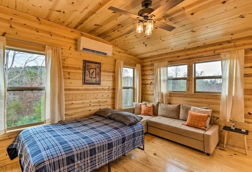 Cozy Mtn Cabin: Spacious Deck & Forest Views!