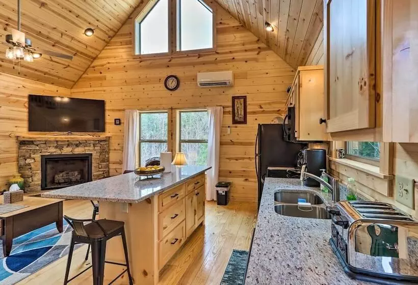 Cozy Mtn Cabin: Spacious Deck & Forest Views!