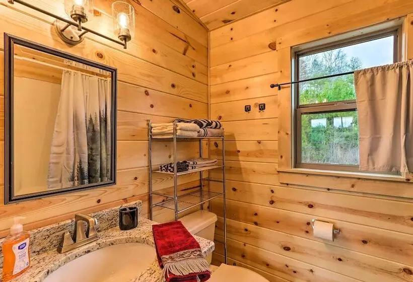 Cozy Mtn Cabin: Spacious Deck & Forest Views!