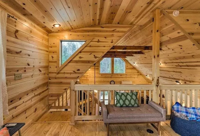 Cozy Mtn Cabin: Spacious Deck & Forest Views!