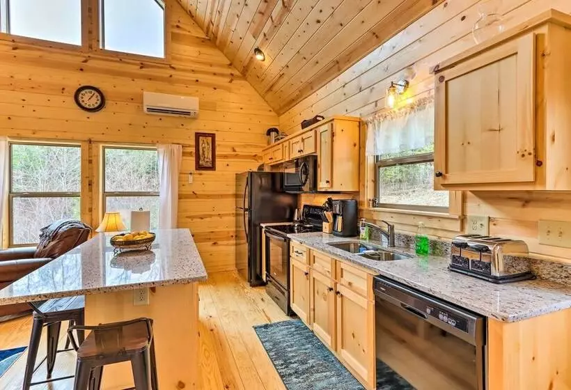Cozy Mtn Cabin: Spacious Deck & Forest Views!