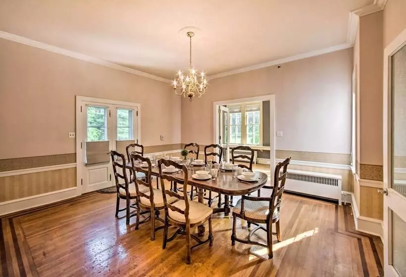 Lovely Reading Home W/ Large Yard On 7 Acres!