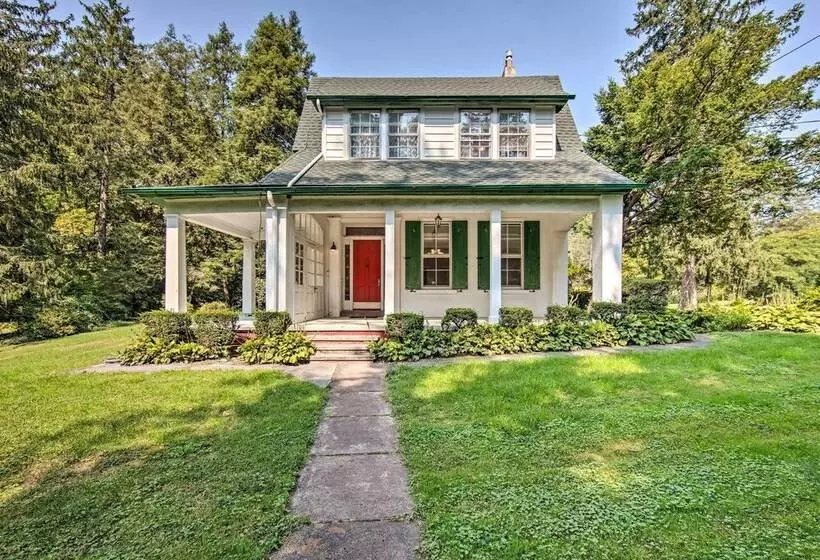 Lovely Reading Home W/ Large Yard On 7 Acres!