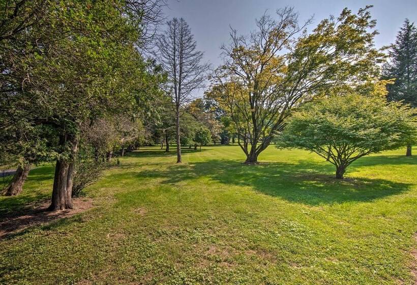 Lovely Reading Home W/ Large Yard On 7 Acres!