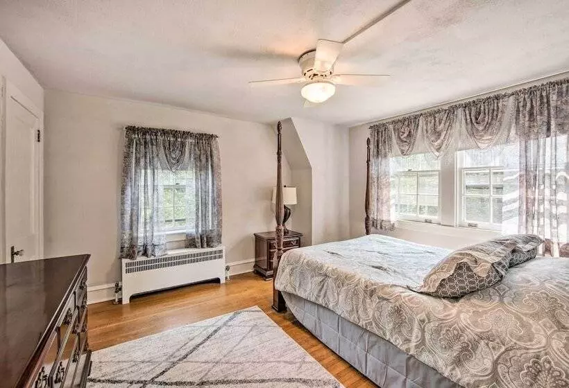 Lovely Reading Home W/ Large Yard On 7 Acres!