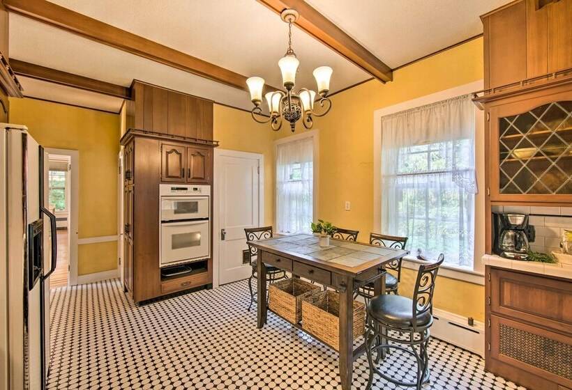 Lovely Reading Home W/ Large Yard On 7 Acres!