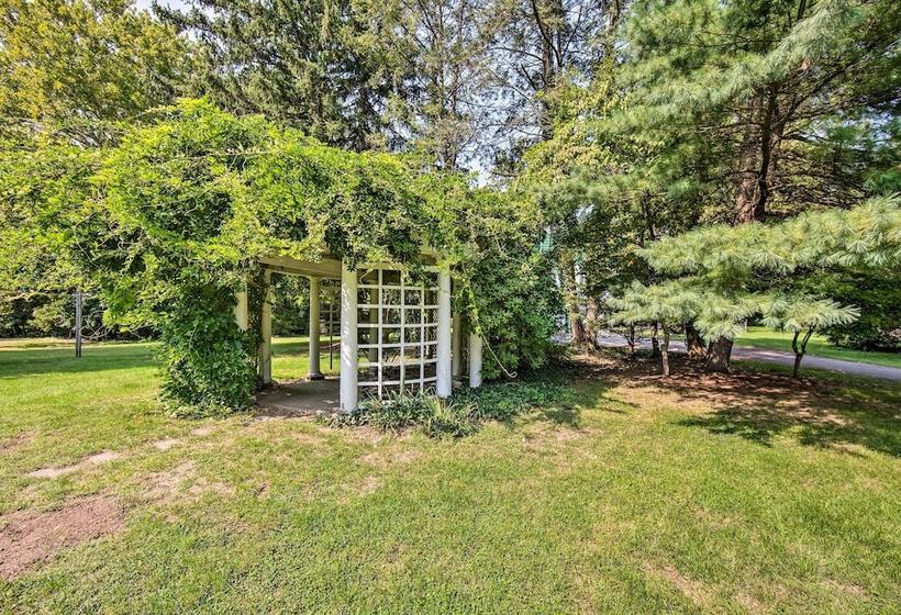 Lovely Reading Home W/ Large Yard On 7 Acres!