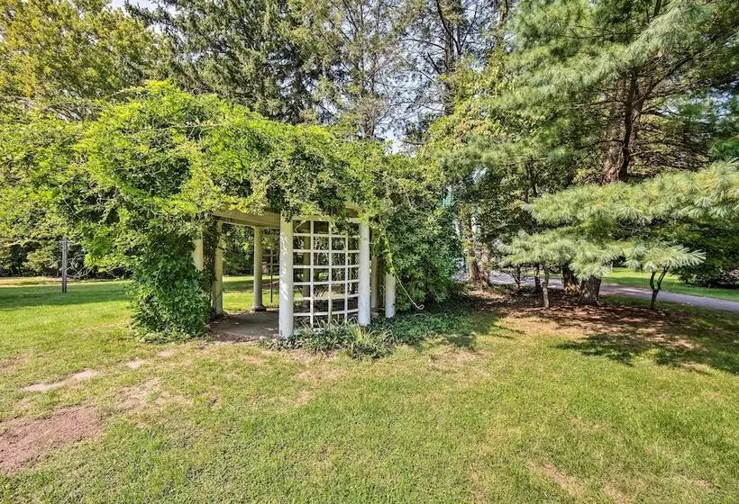 Lovely Reading Home W/ Large Yard On 7 Acres!