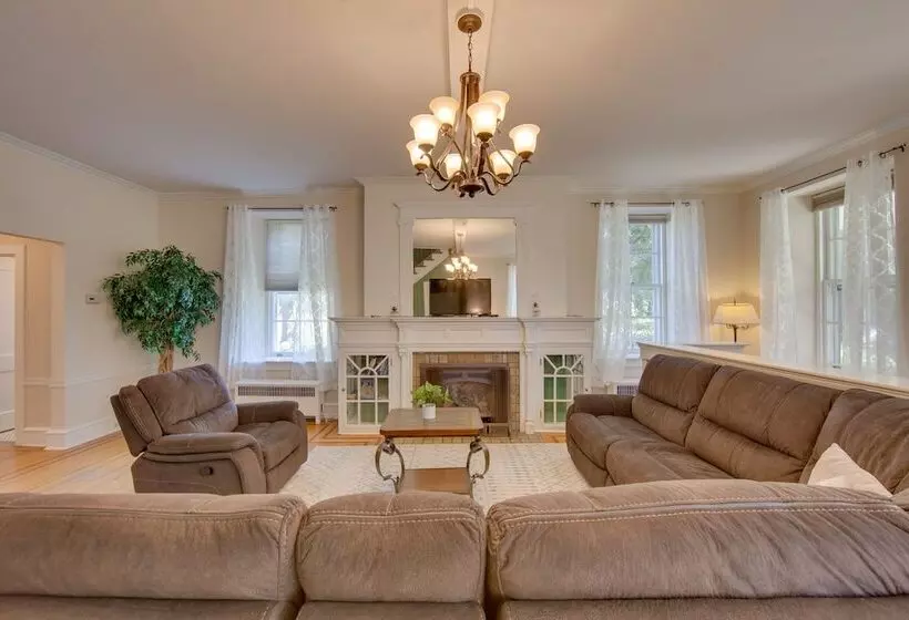 Lovely Reading Home W/ Large Yard On 7 Acres!