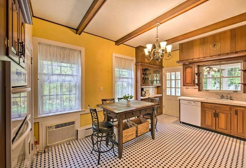 Lovely Reading Home W/ Large Yard On 7 Acres!