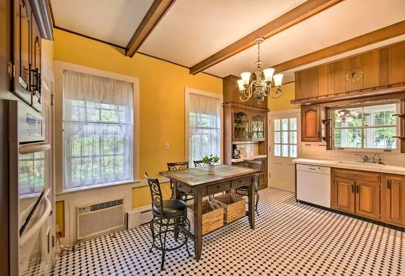 Lovely Reading Home W/ Large Yard On 7 Acres!