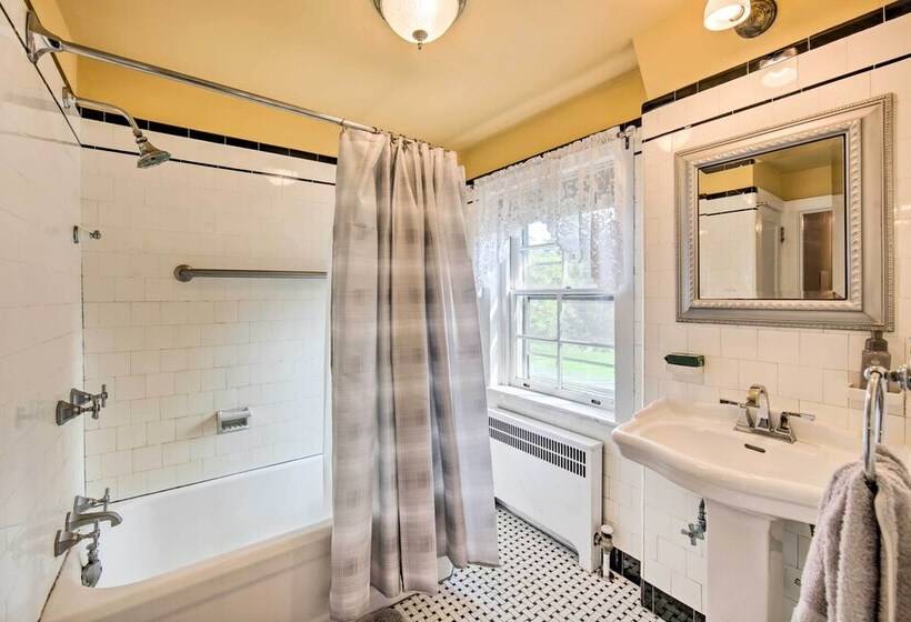 Lovely Reading Home W/ Large Yard On 7 Acres!