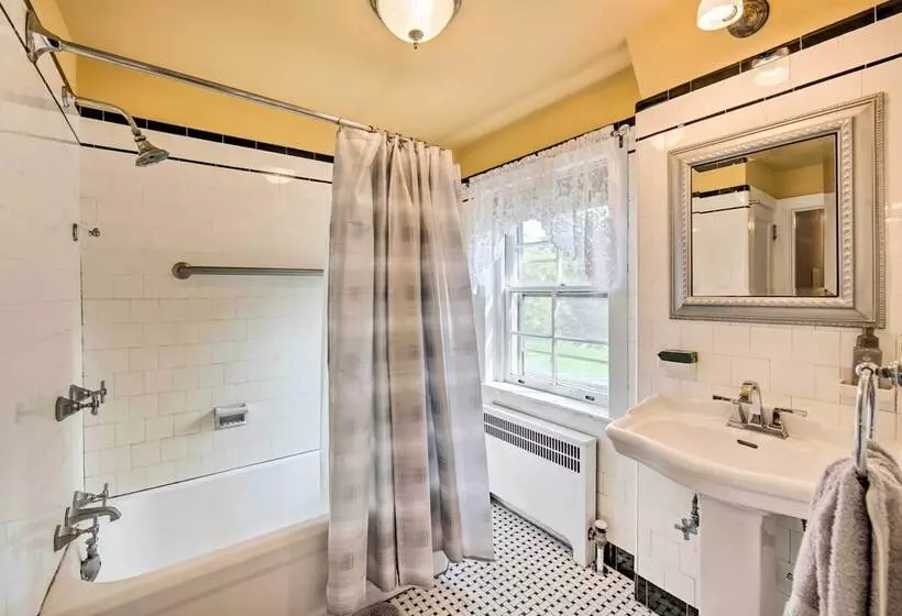 Lovely Reading Home W/ Large Yard On 7 Acres!