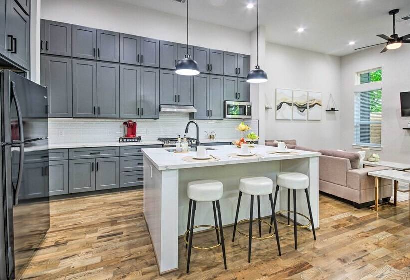 Modern Home W/ Yard: 2 Mi To Downtown Houston!