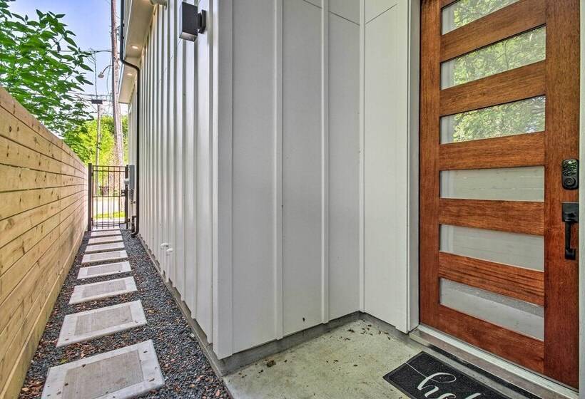 Modern Home W/ Yard: 2 Mi To Downtown Houston!