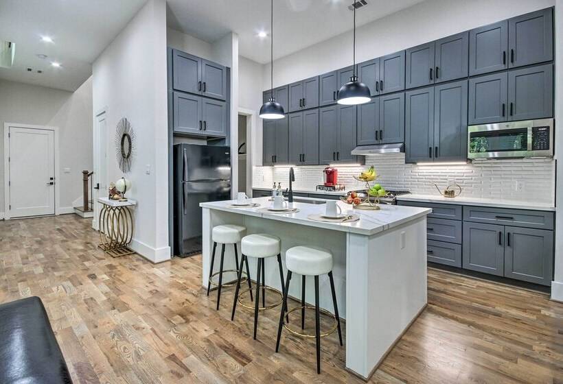 Modern Home W/ Yard: 2 Mi To Downtown Houston!