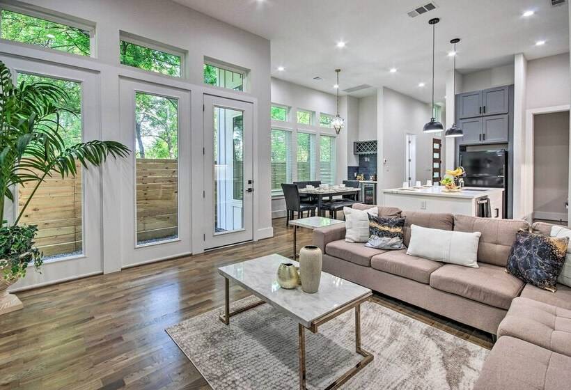 Modern Home W/ Yard: 2 Mi To Downtown Houston!