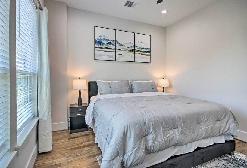 Modern Home W/ Yard: 2 Mi To Downtown Houston!