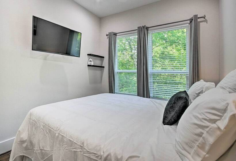 Modern Home W/ Yard: 2 Mi To Downtown Houston!