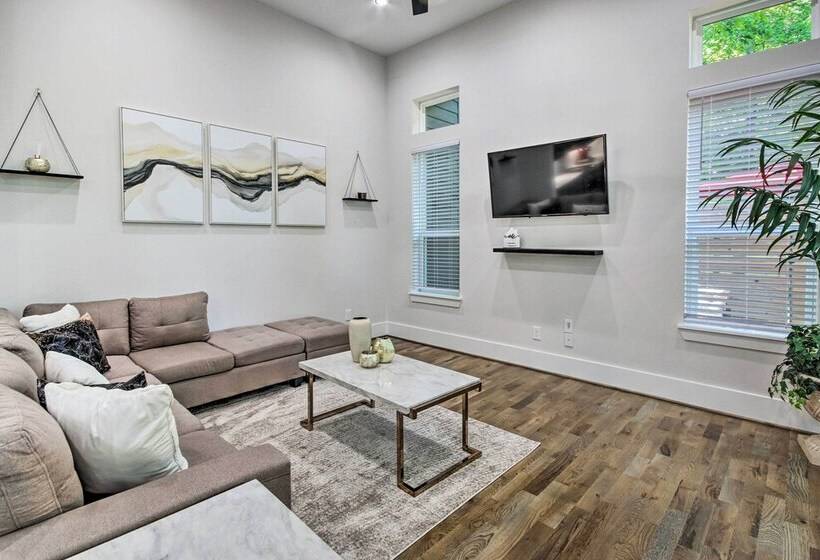 Modern Home W/ Yard: 2 Mi To Downtown Houston!