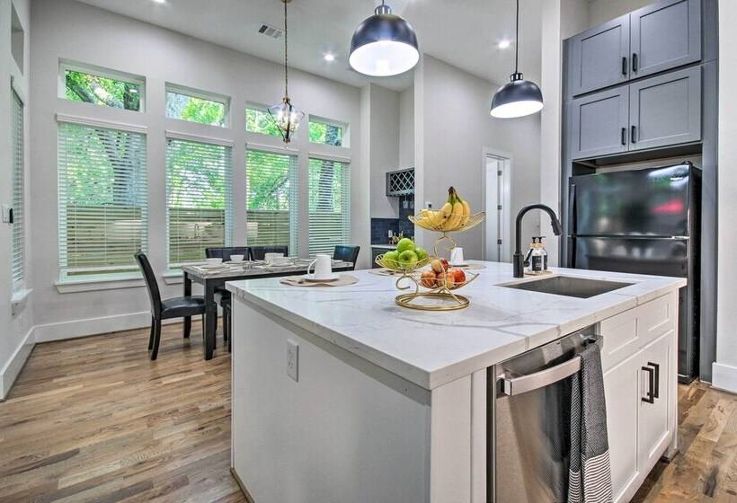 Modern Home W/ Yard: 2 Mi To Downtown Houston!