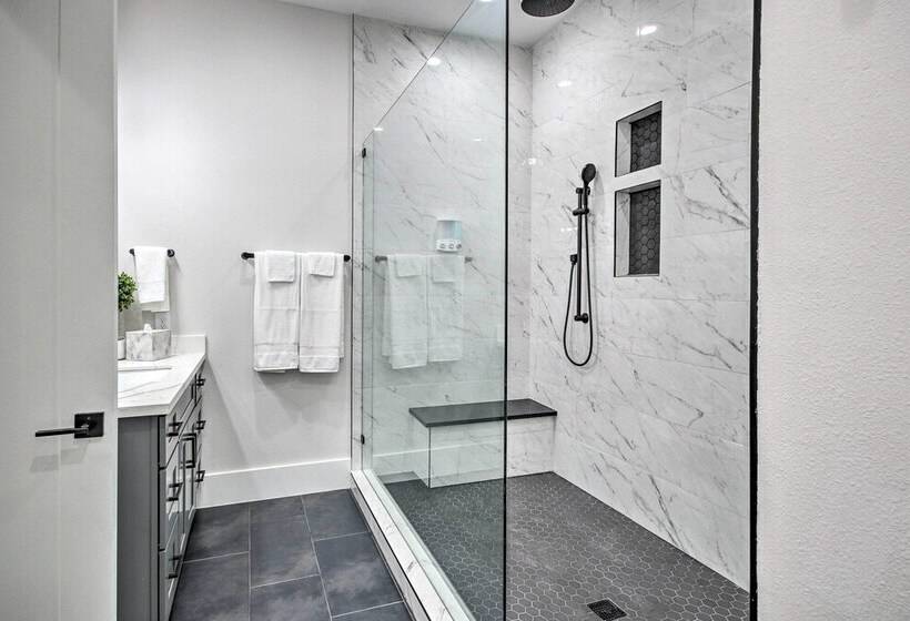 Modern Home W/ Yard: 2 Mi To Downtown Houston!