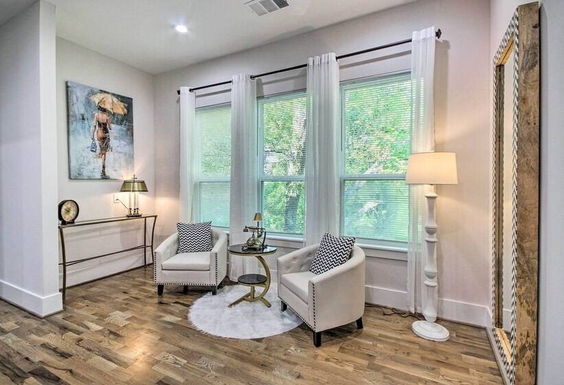 Modern Home W/ Yard: 2 Mi To Downtown Houston!