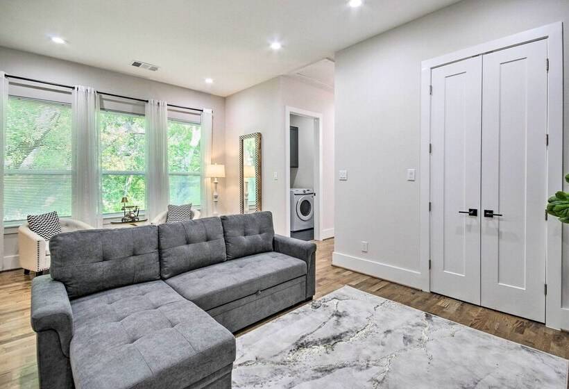 Modern Home W/ Yard: 2 Mi To Downtown Houston!