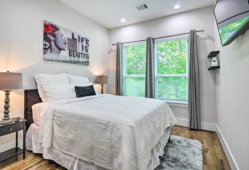 Modern Home W/ Yard: 2 Mi To Downtown Houston!