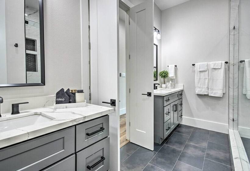 Modern Home W/ Yard: 2 Mi To Downtown Houston!