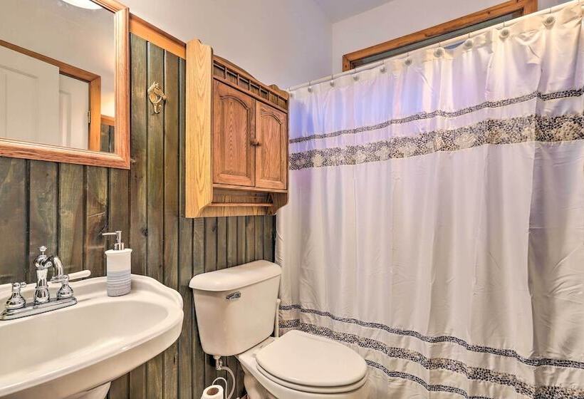 Modern, Spacious Florence Retreat W/ Fire Pit