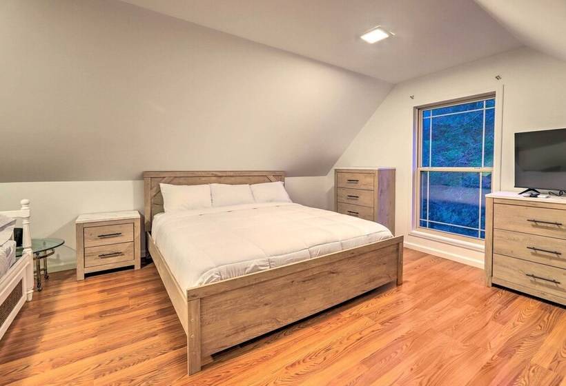 Modern, Spacious Florence Retreat W/ Fire Pit