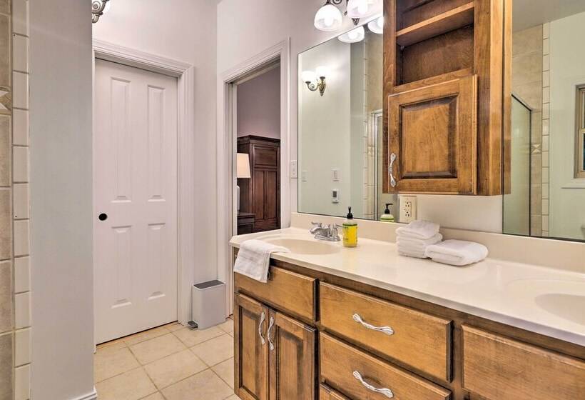 Modern, Spacious Florence Retreat W/ Fire Pit