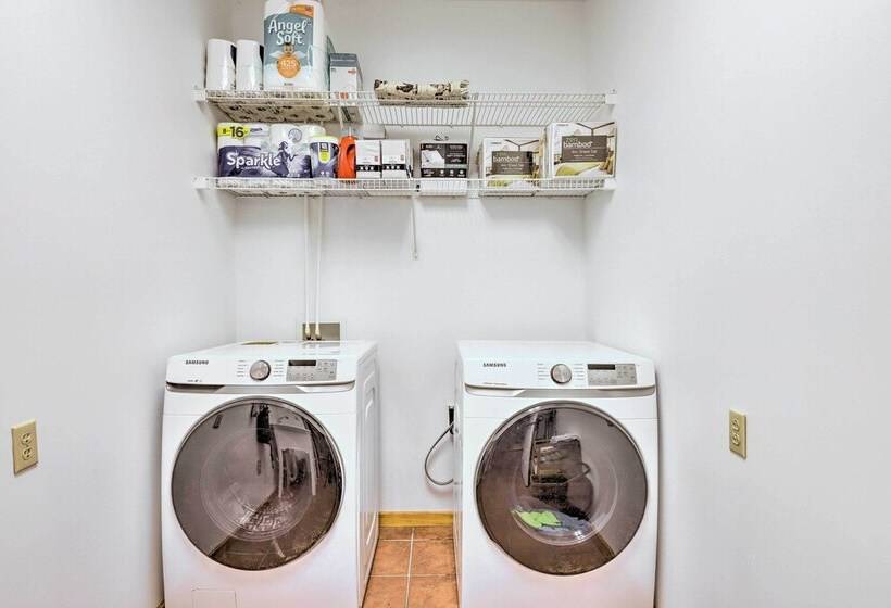 Modern, Spacious Florence Retreat W/ Fire Pit