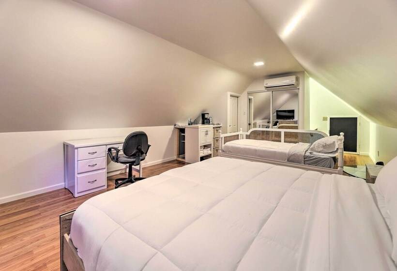 Modern, Spacious Florence Retreat W/ Fire Pit