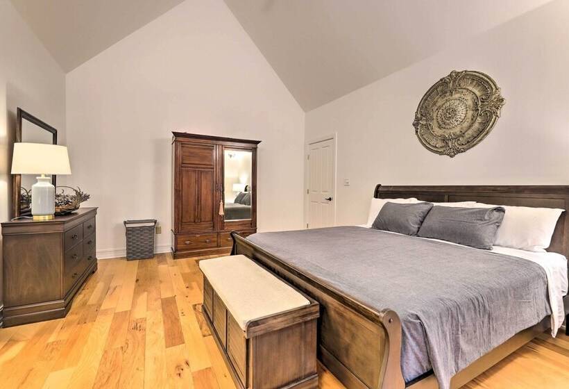 Modern, Spacious Florence Retreat W/ Fire Pit