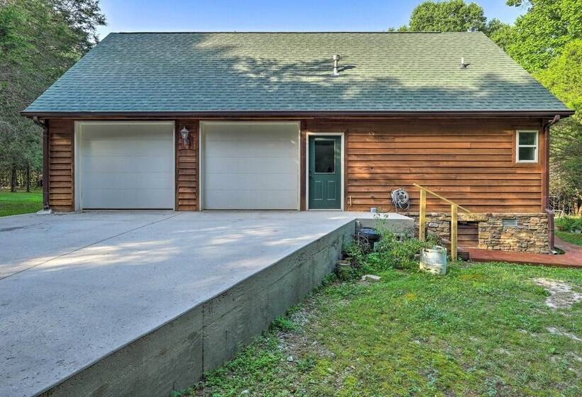 Modern, Spacious Florence Retreat W/ Fire Pit