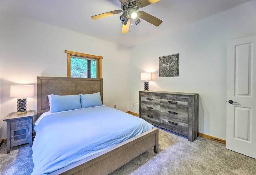 Modern, Spacious Florence Retreat W/ Fire Pit