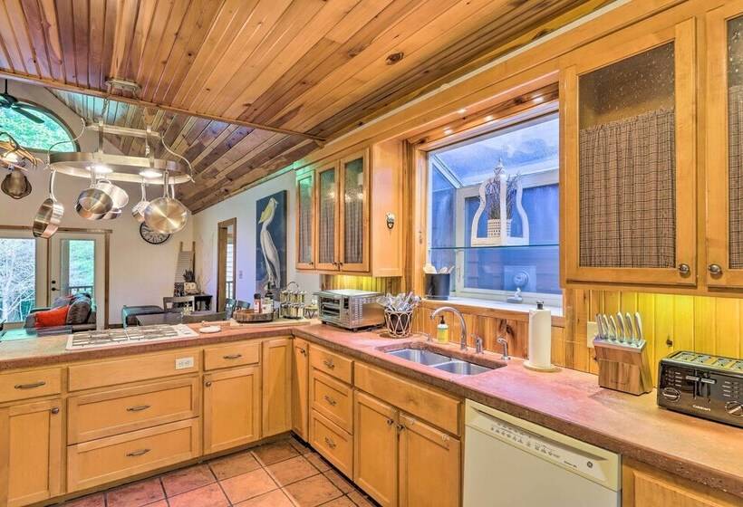 Modern, Spacious Florence Retreat W/ Fire Pit