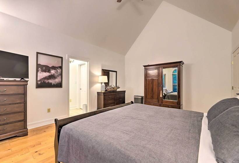 Modern, Spacious Florence Retreat W/ Fire Pit