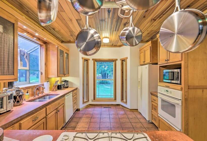 Modern, Spacious Florence Retreat W/ Fire Pit