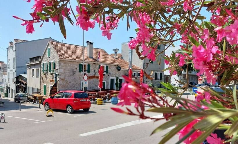 پانسیون Refresh Boutique Suites   Central Point