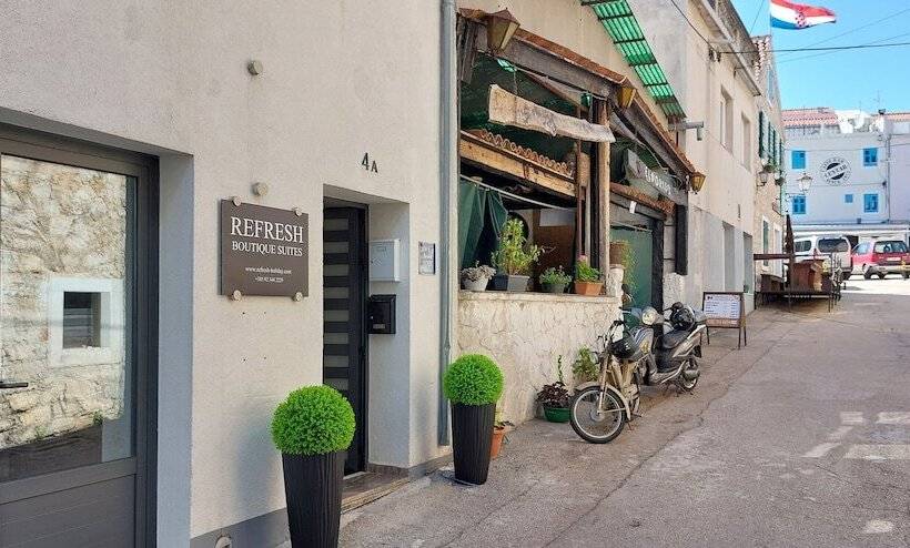 پانسیون Refresh Boutique Suites   Central Point