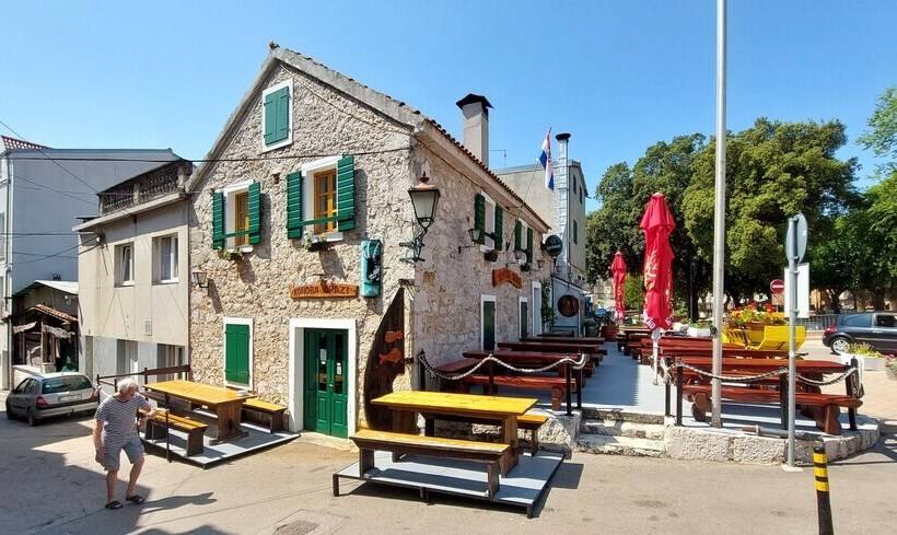 پانسیون Refresh Boutique Suites   Central Point