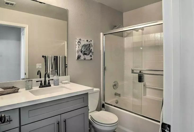 Peoria Home W/ Fenced Outdoor Pool + Yard!